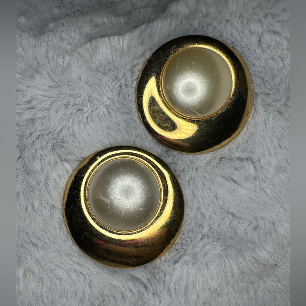 Gold and Pearl Round Earrings 💰FREE WHEN BUNDLED💰
